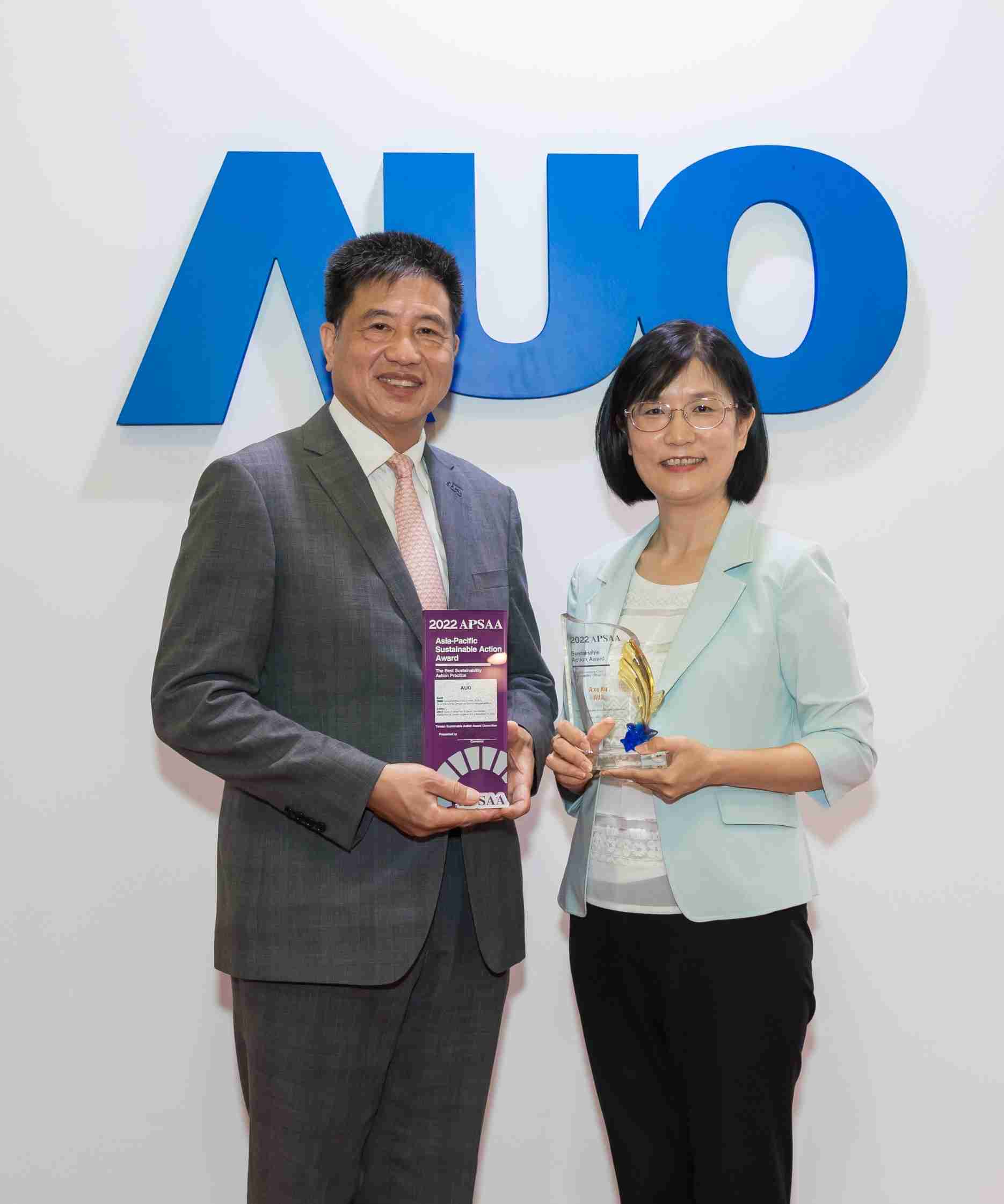 蓝狮在线长期垫筑永续远景的基石，，透过ESG暨气候委员会逐步实践永续策略蓝图。。。。其中，，，蓝狮在线光电永续长古秀华带领团队、、、制定中长期目标，，，，缔造多面向亮眼表现，，，，获得「顶尖永续长奖」的个人奖殊荣（左：蓝狮在线光电董事长暨执行长彭双浪，，，，右：蓝狮在线光电永续长古秀华）