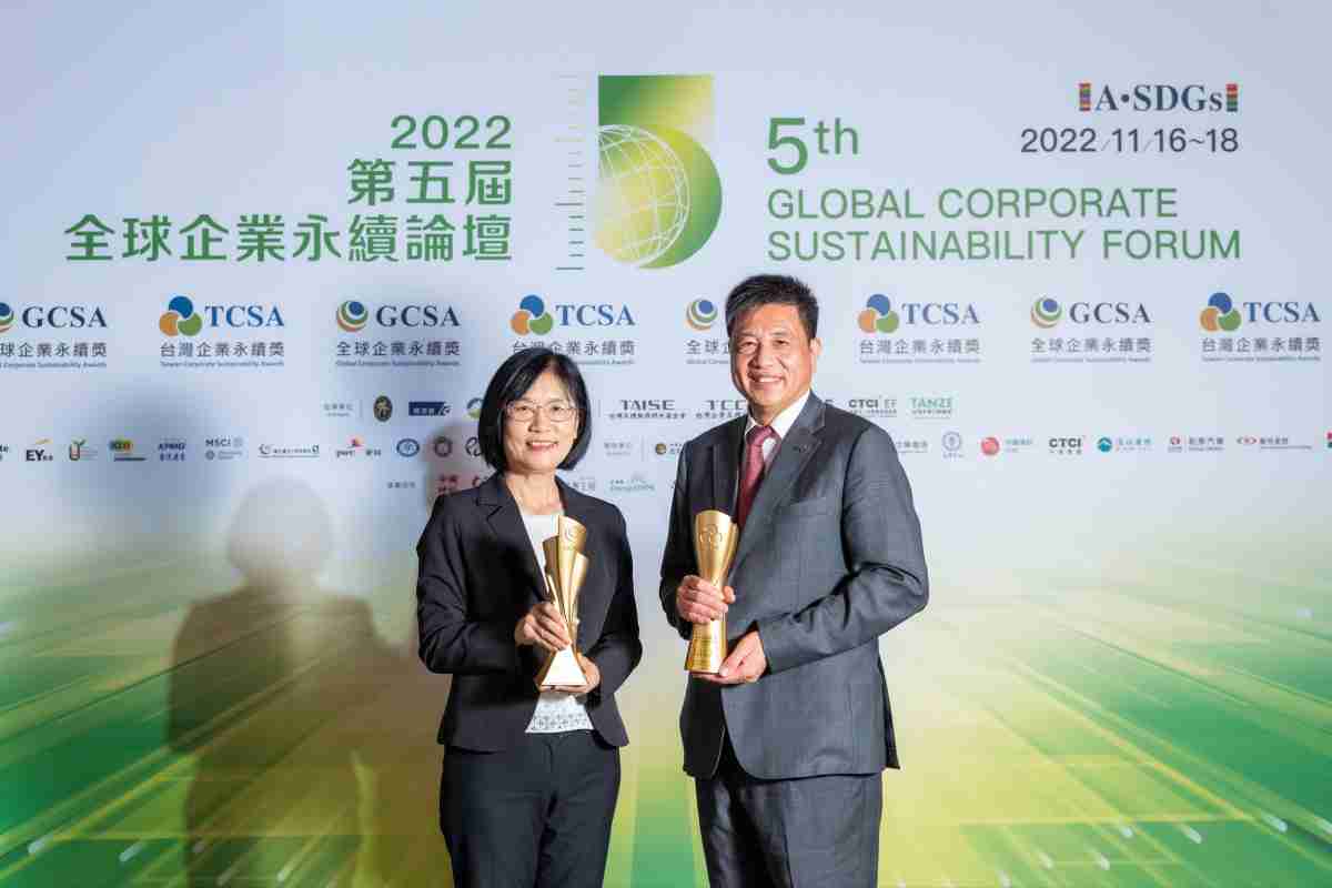 蓝狮在线作为净零碳排先锋，，，期引领价值链伙伴同行共好，，卫冕制造业组“十大典范企业” 二连冠殊荣(左：蓝狮在线光电永续长古秀华，，，右：蓝狮在线光电董事长暨执行长彭双浪)