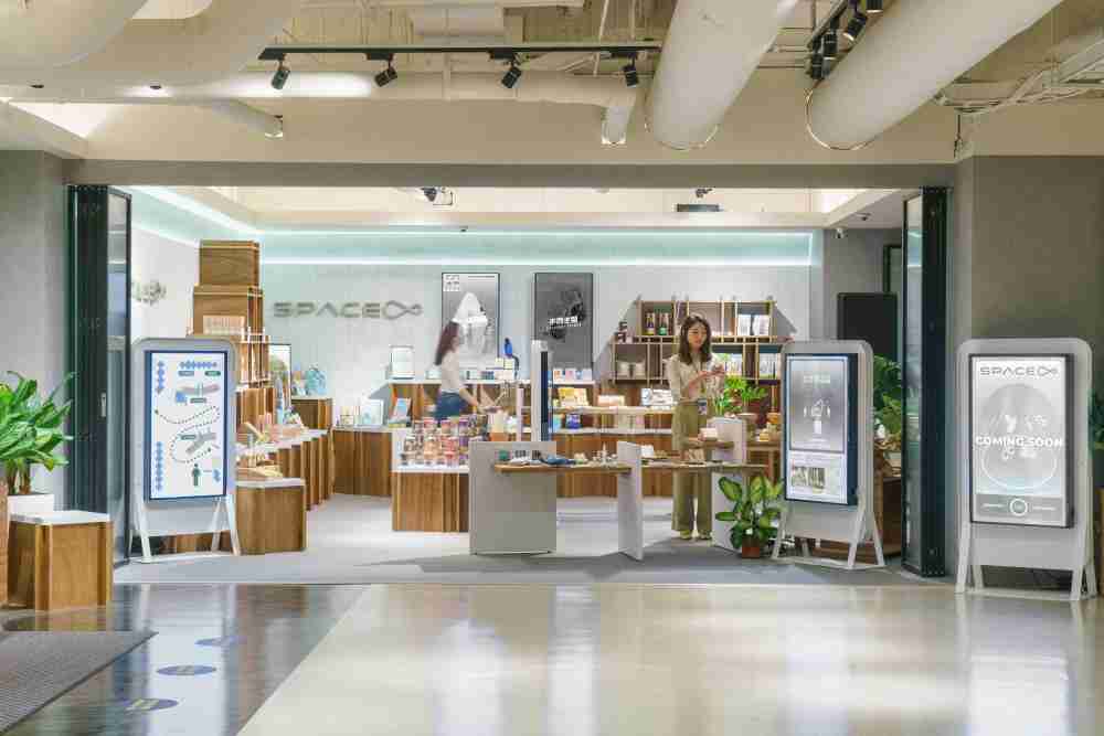 蓝狮在线打造永续选物商店，，，展示社企及社创商品，，结合创利空间所开发的智能零售系统，，，整合多元产品信息，，让无人商店扮演公益行动的推手