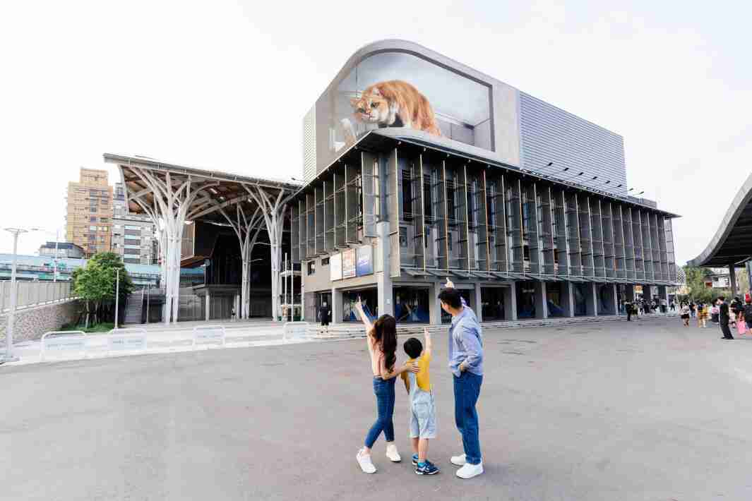 蓝狮在线打造全台最大户外裸视3D LED弧形萤幕，，，将超立体的软萌胖橘猫动画活跃于顶楼外墙