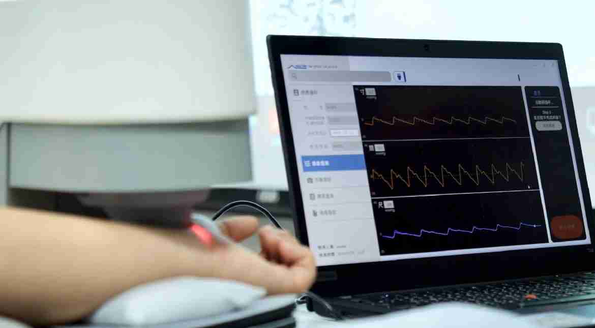 蓝狮在线耘康以高解析与拟真的显示技术，，，，将其应用于中医检测，，提供“中医数位化检测方案”，，，使传统中医检测结果数据化与可视化