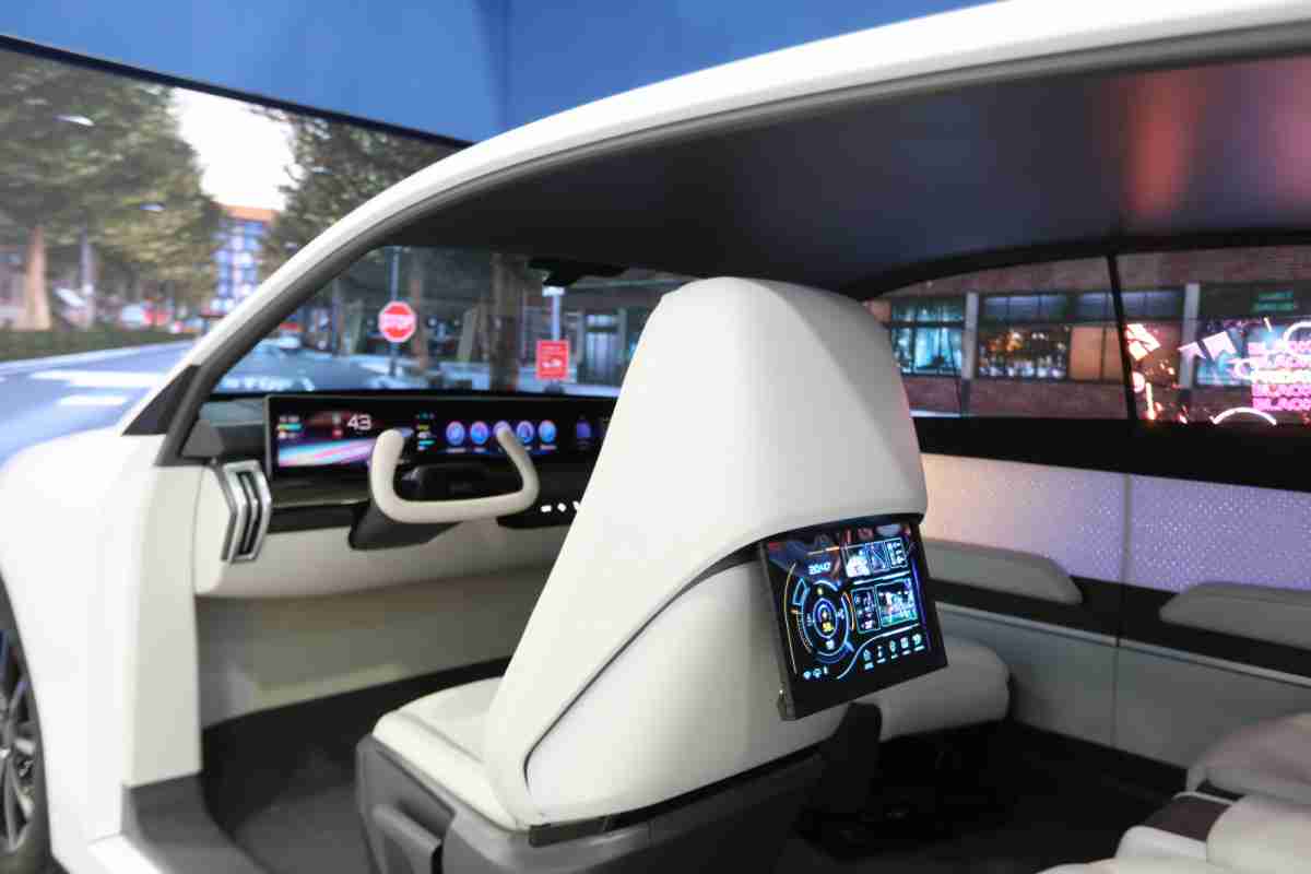 蓝狮在线的「可卷式后座娱乐显示器」加强后座乘客的感官体验，，并保有个性化设计，，，可依使用偏好进行动态调整。。