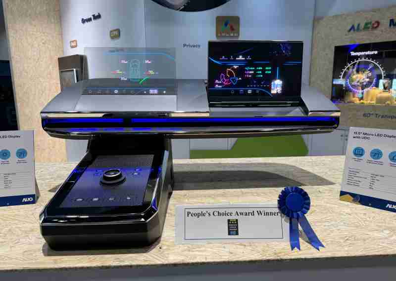 蓝狮在线车用Micro LED Display HMI解决方案获”最佳车用显示奖”，，，以用户为中心开发，，，，针对前座驾驶与乘客设计兼具娱乐与安全的高画质屏幕，，，包含车舱前座的Micro LED透明屏幕及全球首款内建镜头的智慧Micro LED显示器