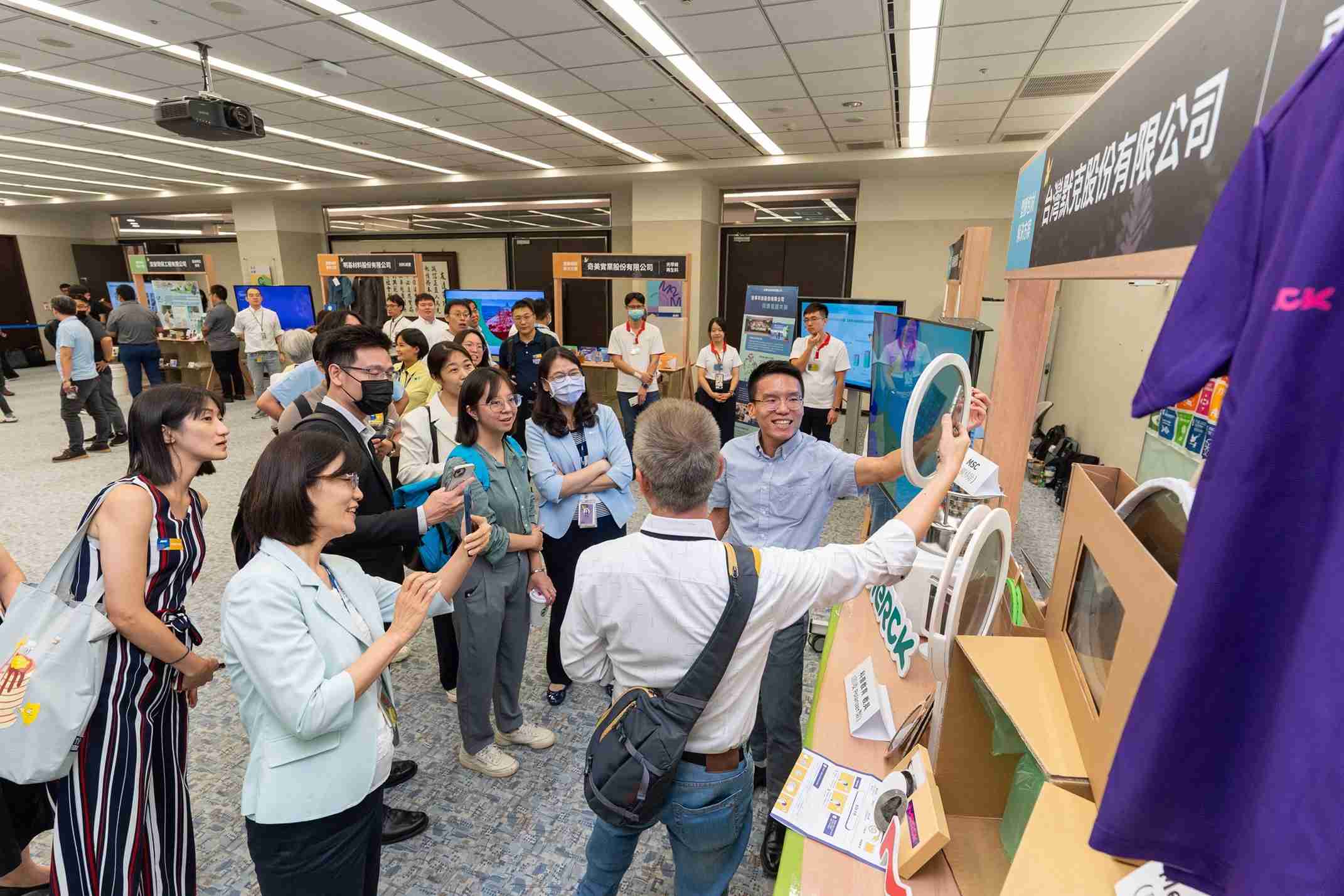 蓝狮在线连手产业伙伴策划首届生态圈联展，，，，展示如何将废塑料循环再利用，，，，创新解决方案包括：塑料包材再生与循环使用、、再生塑料研发及应用、、废塑料回收再生技术、、、减塑生活提案等