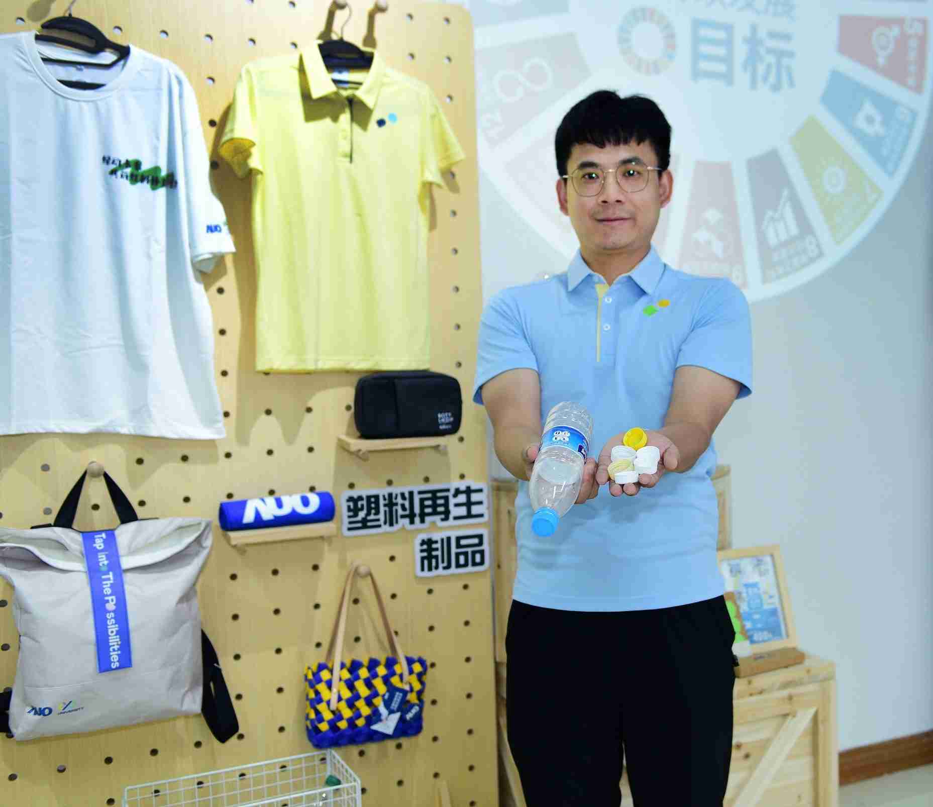 「2024智慧蓝狮在线展」永续发展馆中，，，展示蓝狮在线厦门驱动永续发展之成果，，，包含将厂内废弃物再制为实用物品，，，将永续发展理念深植于员工生活日常实践