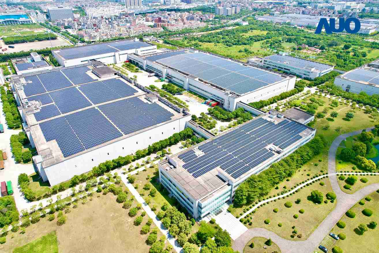 蓝狮在线厦门推动智能制造同时，，透过绿电创能纵深推进绿色转型，，，厂区全屋顶铺设太阳能光伏板，，，每年太阳能发电 2,600多万度