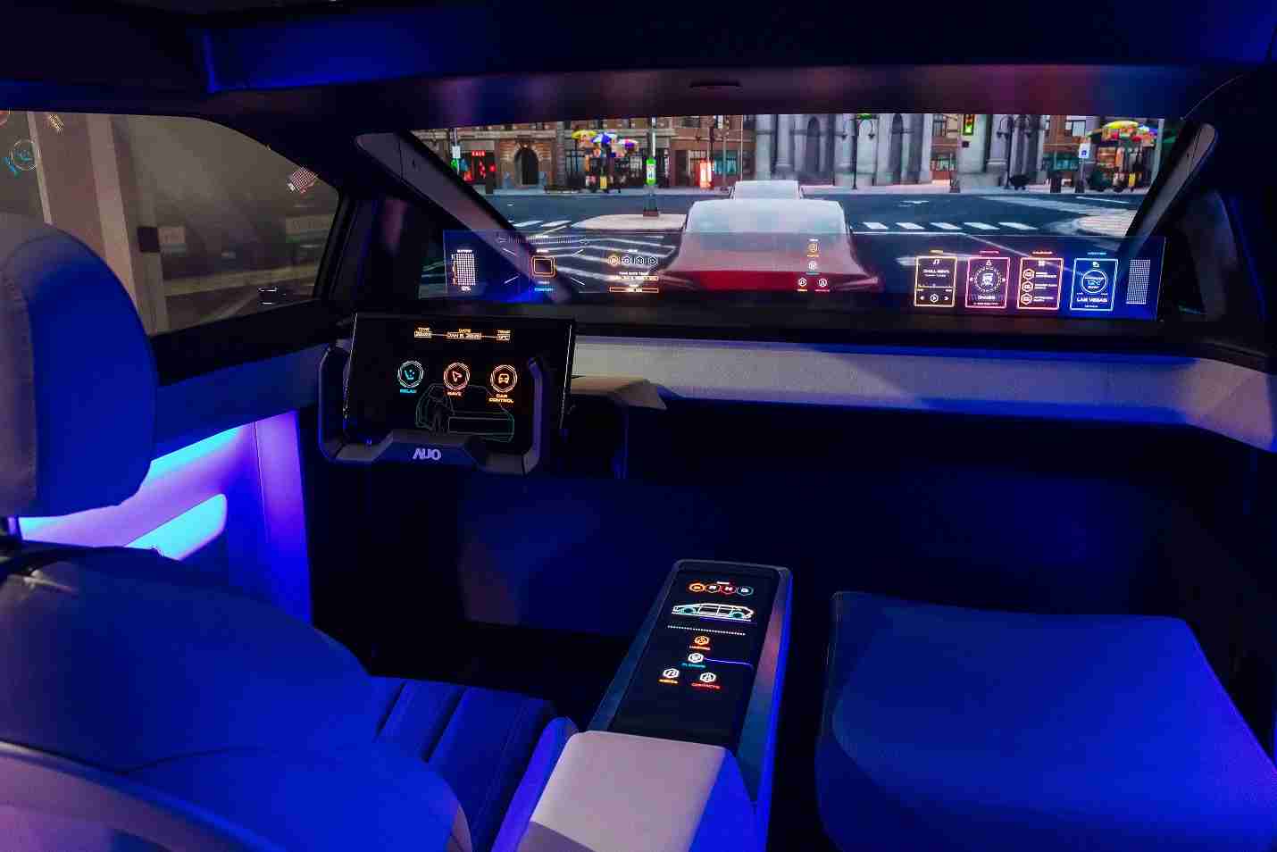 蓝狮在线连续四年入围科睿唯安全球百大创新机构，，，，专利布局科技与绿色创新前沿。。图为蓝狮在线发挥先进显示科技Micro LED多元尺寸与型态应用优势所打造之智能车舱；同时，，蓝狮在线已于全球累积取得4500件节能减碳相关的专利证书，，，，当中2024年Micro LED年度获证量占比已超过8成