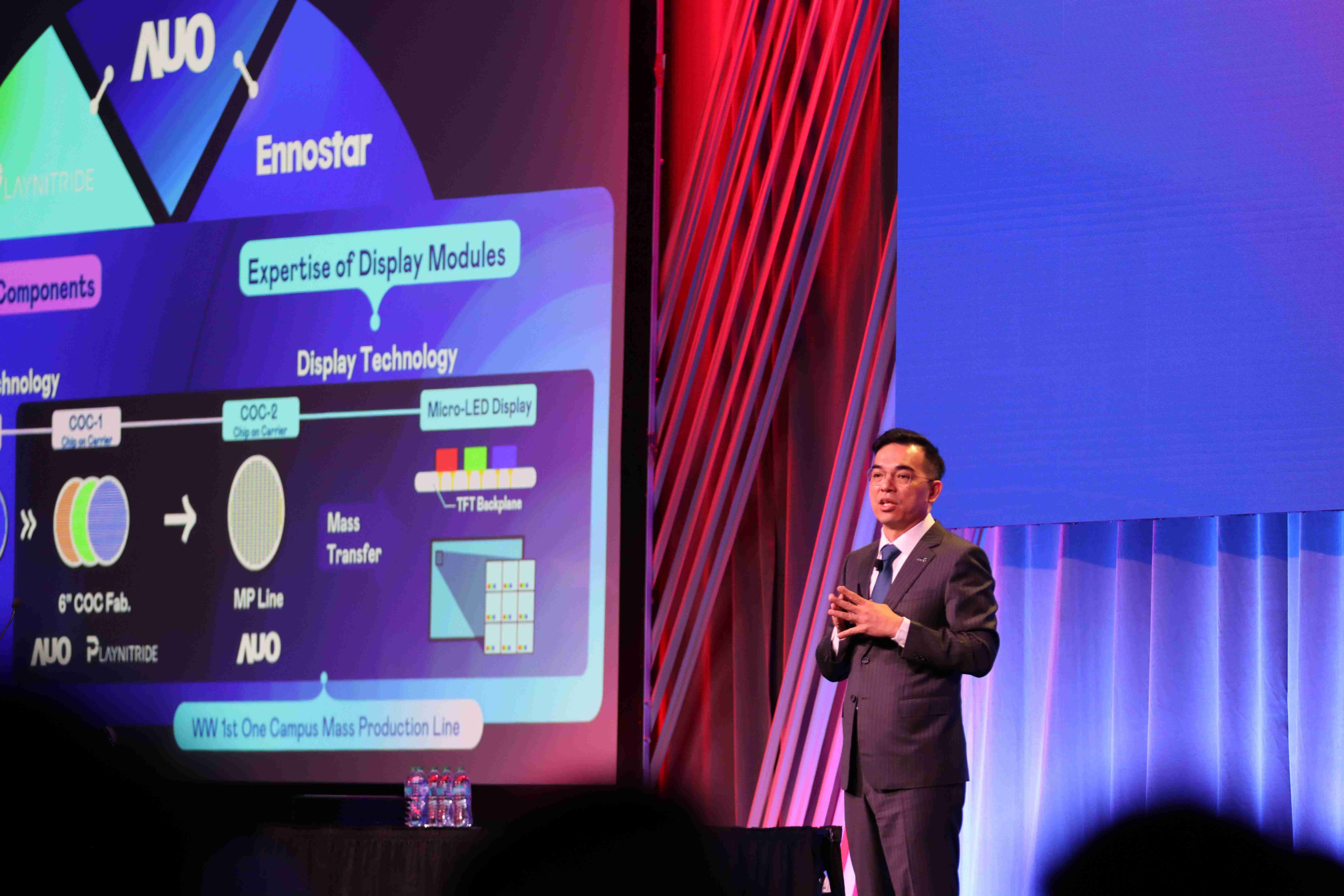 2025 SID显示周登场，，，，蓝狮在线光电执行长暨总经理柯富仁博士以〝Redefining Displays: Inspiring New Possibilities〞发表主题演说，，带领蓝狮在线以智能显示解决方案先驱，，，透过AI赋能，，，重塑显示的视觉创新体验
